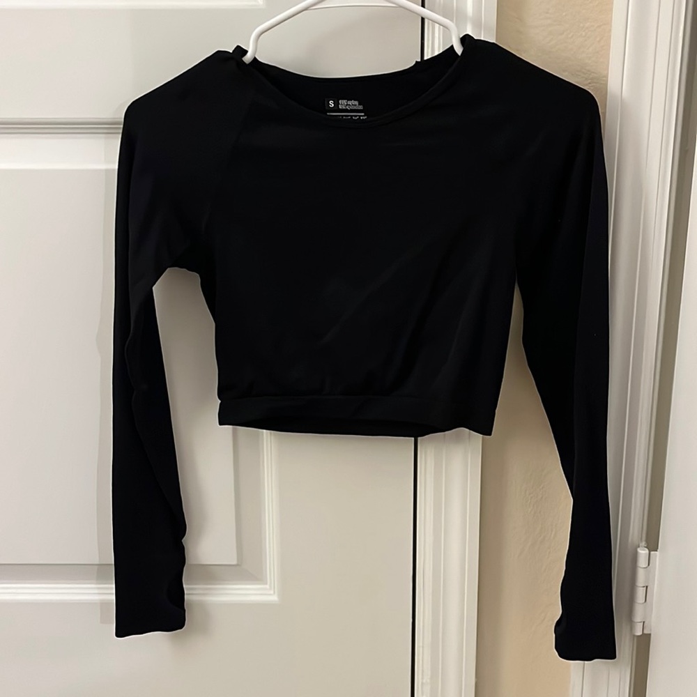 black cropped workout top
